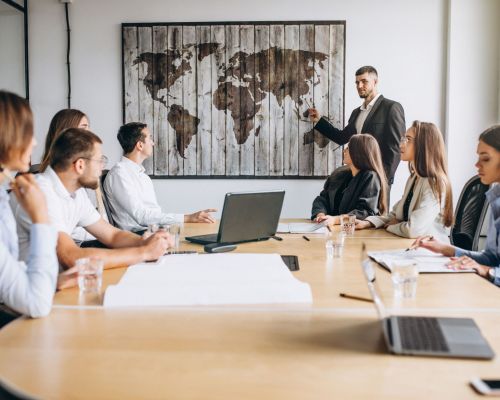groupe-de-personnes-preparant-un-plan-d-affaires-dans-un-bureau-min